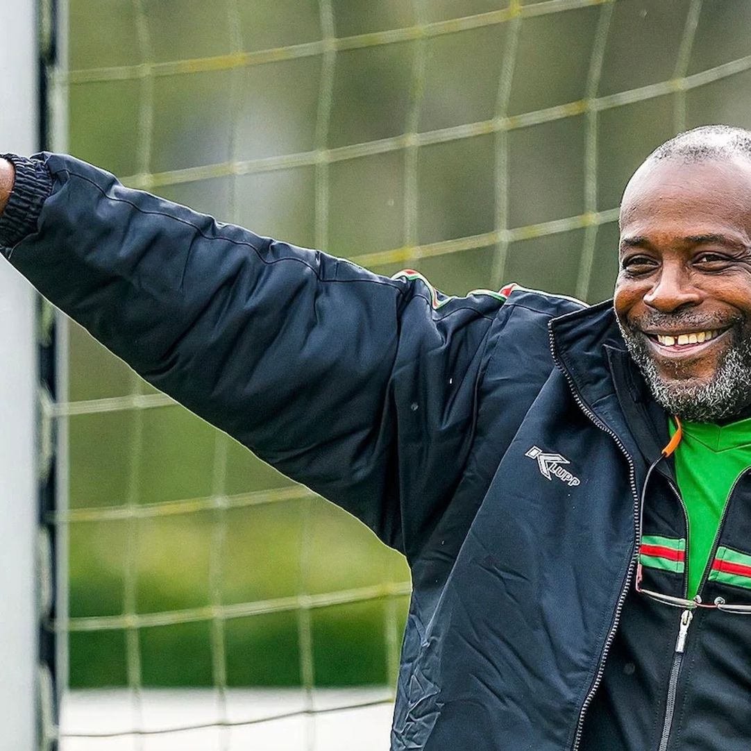 bondscoach-stanley-menzo-van-het-surinaams-elftal-tijdens-training-e1711360903854