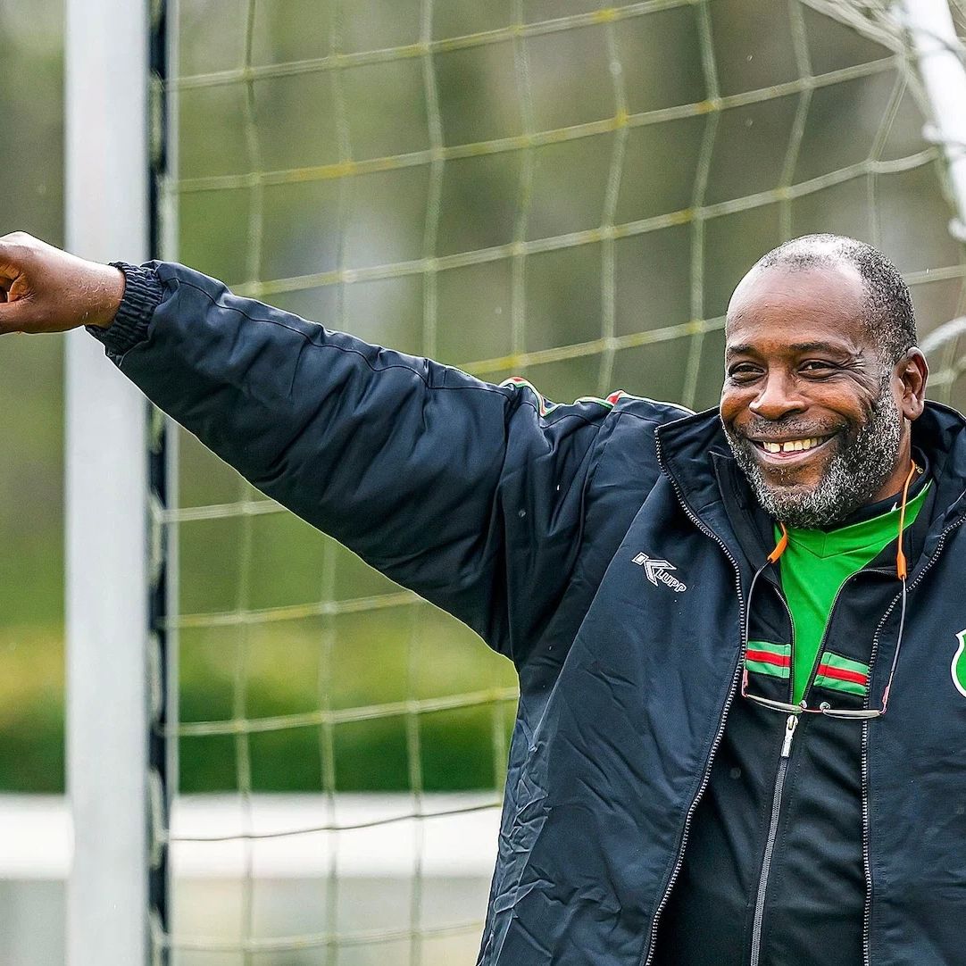 bondscoach-stanley-menzo-van-het-surinaams-elftal-tijdens-training-e1711360903854